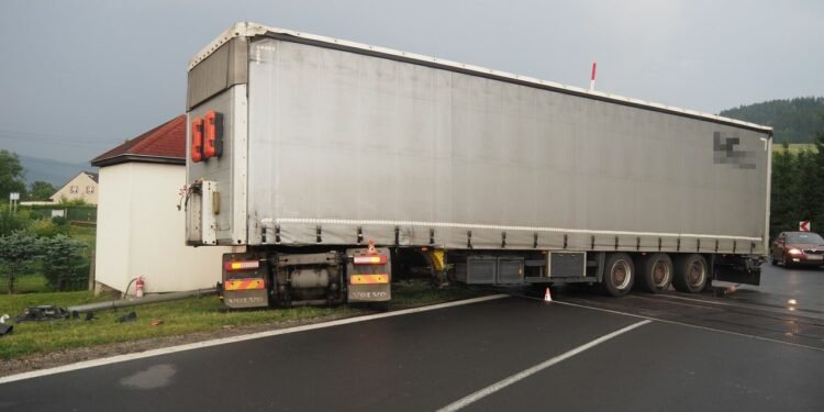 Na železničním přejezdu v Petrově nad Desnou uvízl kamion