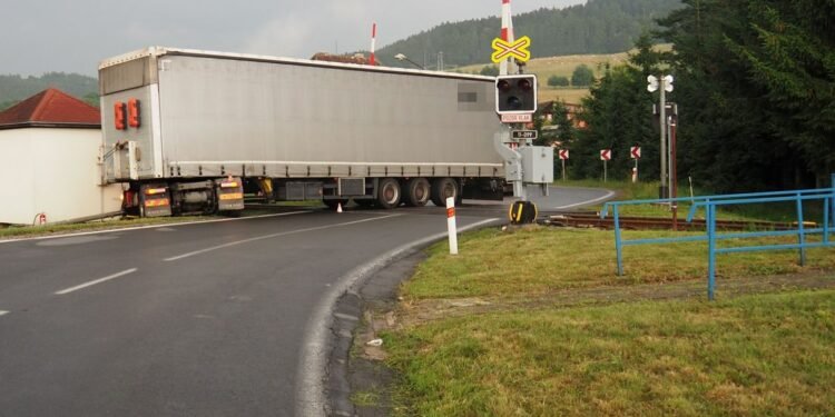 Na železničním přejezdu v Petrově nad Desnou uvízl kamion