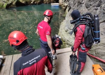 Potápěči pražských hasičů se zúčastnili výcviku se speleopotápěči v Hranické propasti