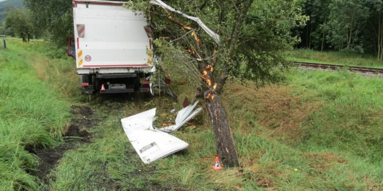 Řidič najel na nezpevněnou krajnici, ta tíhu vozidla neunesla