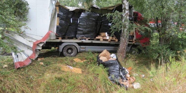 Řidič najel na nezpevněnou krajnici, ta tíhu vozidla neunesla