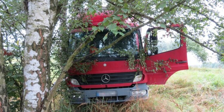 Řidič najel na nezpevněnou krajnici, ta tíhu vozidla neunesla