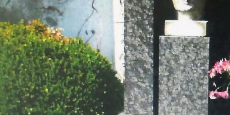 Odcizení busty z náhrobku