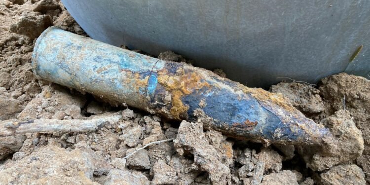 Dělostřelecké granáty u dálnice