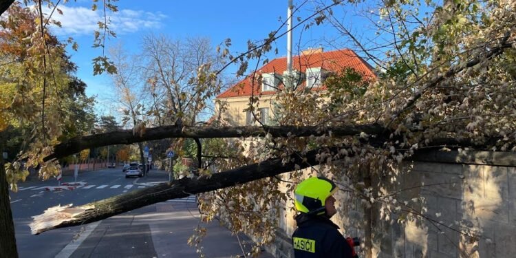 Prahu zasáhl velmi silný vítr