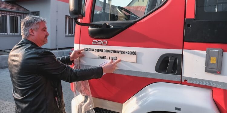 Hasiči vymění starou cisternu