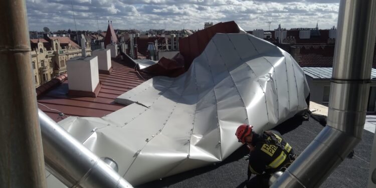 Prahu zasáhl velmi silný vítr