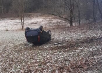 Řidička nezvládla smyk a skončila s vozidlem na střeše