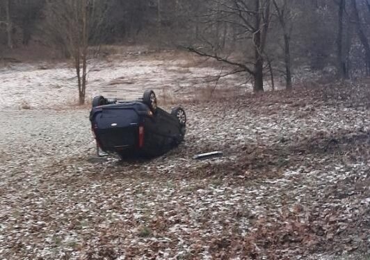 Řidička nezvládla smyk a skončila s vozidlem na střeše